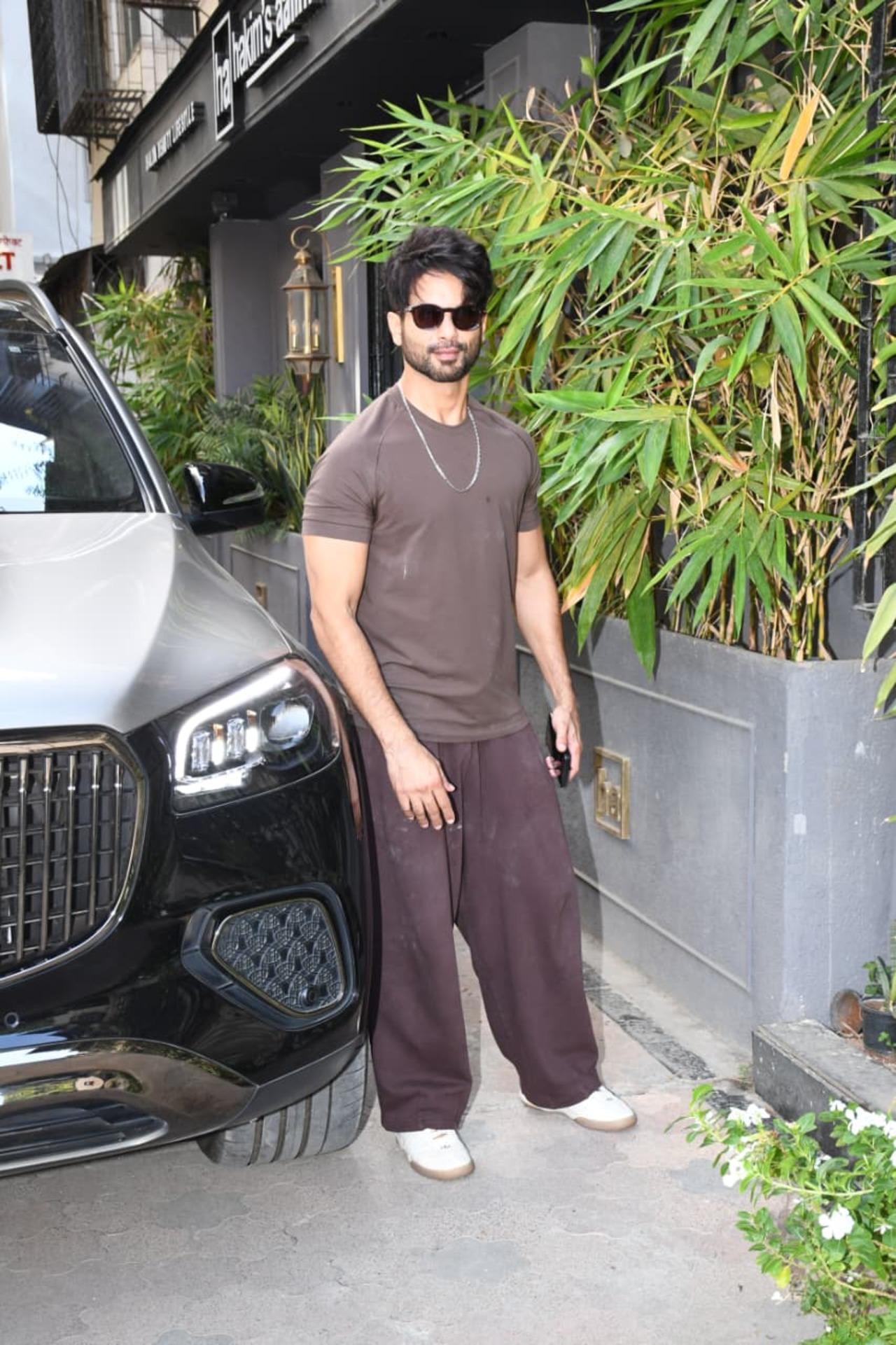 Shahid Kapoor was spotted at celebrity hairstylist Hakim Aalim's salon in Bandra. Shahid Kapoor was spotted at celebrity hairstylist Hakim Aalim's salon in Bandra.